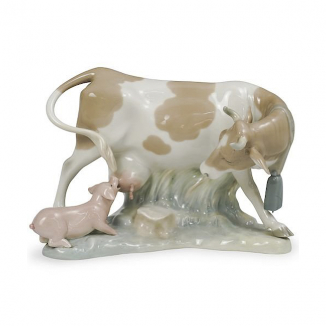 Корова и голодный поросенок