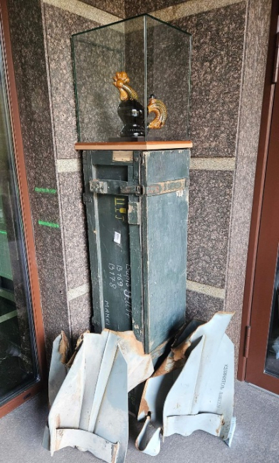 "Тепер майоліковий півник гордо височіє біля входу в наш музей над залишками тої зброї, яка зруйнувала житловий будинок у Бородянці"